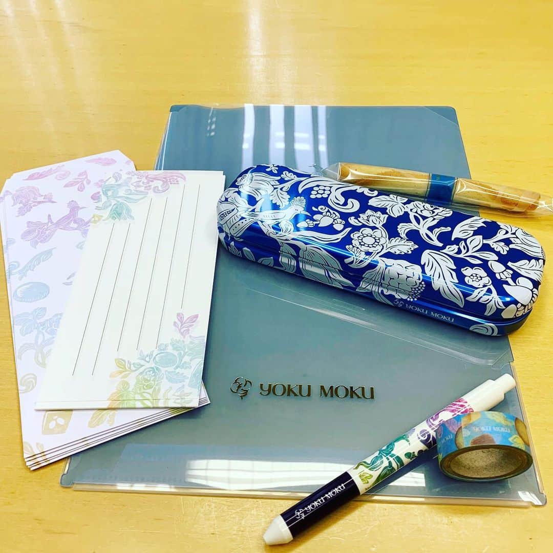 InRedさんのインスタグラム写真 - (InRedInstagram)「#ヨックモック 50周年を記念して作った、初めての文房具セット「ヨッ具モッ具」が可愛い💕  缶ケースは#シガール ３本がちょうど入るサイズなので、シガールケースとして使っても😍  その他クリアケース、ボールペン、マスキングテープ、一筆箋&封筒など、ヨックモックの初代デザイン缶をアレンジした華やかなラインナップ✨  発売後即完売で、現在入荷待ちの人気アイテムとのことで、見つけたら是非ゲットしてください😆✨✨（編集H） ... #inredmagazine #inred #インレッド #9月6日発売のインレッド10月号増刊では #moz×ヨックモックの特別付録が登場！ #こちらもお楽しみに ☺️✨」8月20日 13時45分 - inrededitor