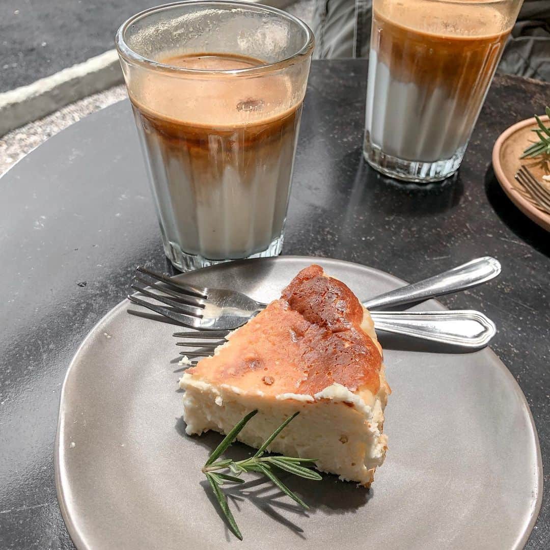 淡輪優希さんのインスタグラム写真 - (淡輪優希Instagram)「@thebaristro の #チーズケーキ が抜群に美味しい😭💕そして #coffee がもう最高。#コーヒー のこだわりがはんぱないのです。 #cheesecake #trip #travel #travelphotography」8月20日 13時59分 - yukitannowa