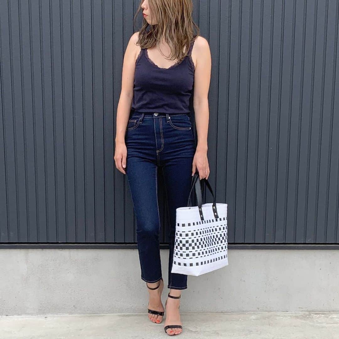 ryuu79hinaのインスタグラム：「#code ・ ・ 全身プチプラで UNIQLO✕GU ネービーのワントーンコーデ ・ ・ #いつかのコーデ ・ ・ 最近伸びた感❤️←髪の毛ね 今年の夏は切らないで乗りこえられそう💇‍♀️ 目標は胸ぐらいまでなんだ～🌈 ・ ・ ━━━━━━━━━━━━━━━ 👕・@uniqlo #UNIQLO 👖・@gu_global 👜・@elendeek」
