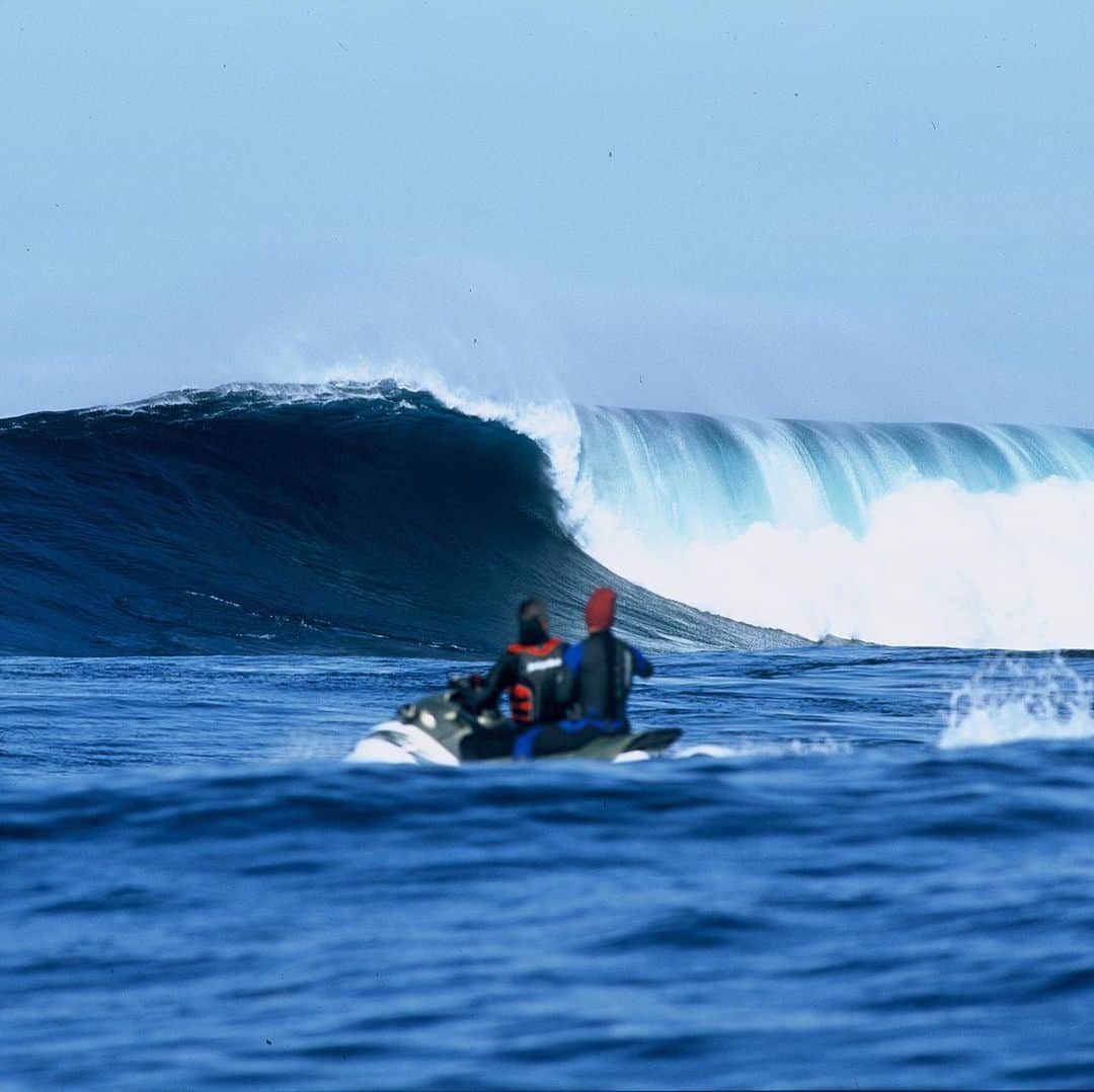 surflineさんのインスタグラム写真 - (surflineInstagram)「The discovery of Cortes Bank — then called “Project Neptune” by Surfing magazine photo editor Larry ‘Flame’ Moore and Surfline’s Sean Collins — remains the greatest big-wave discovery of the 21st Century. Head to the site to see this special feature chronicling what led up to the January 2001 mission — and what they found.」8月20日 13時58分 - surfline