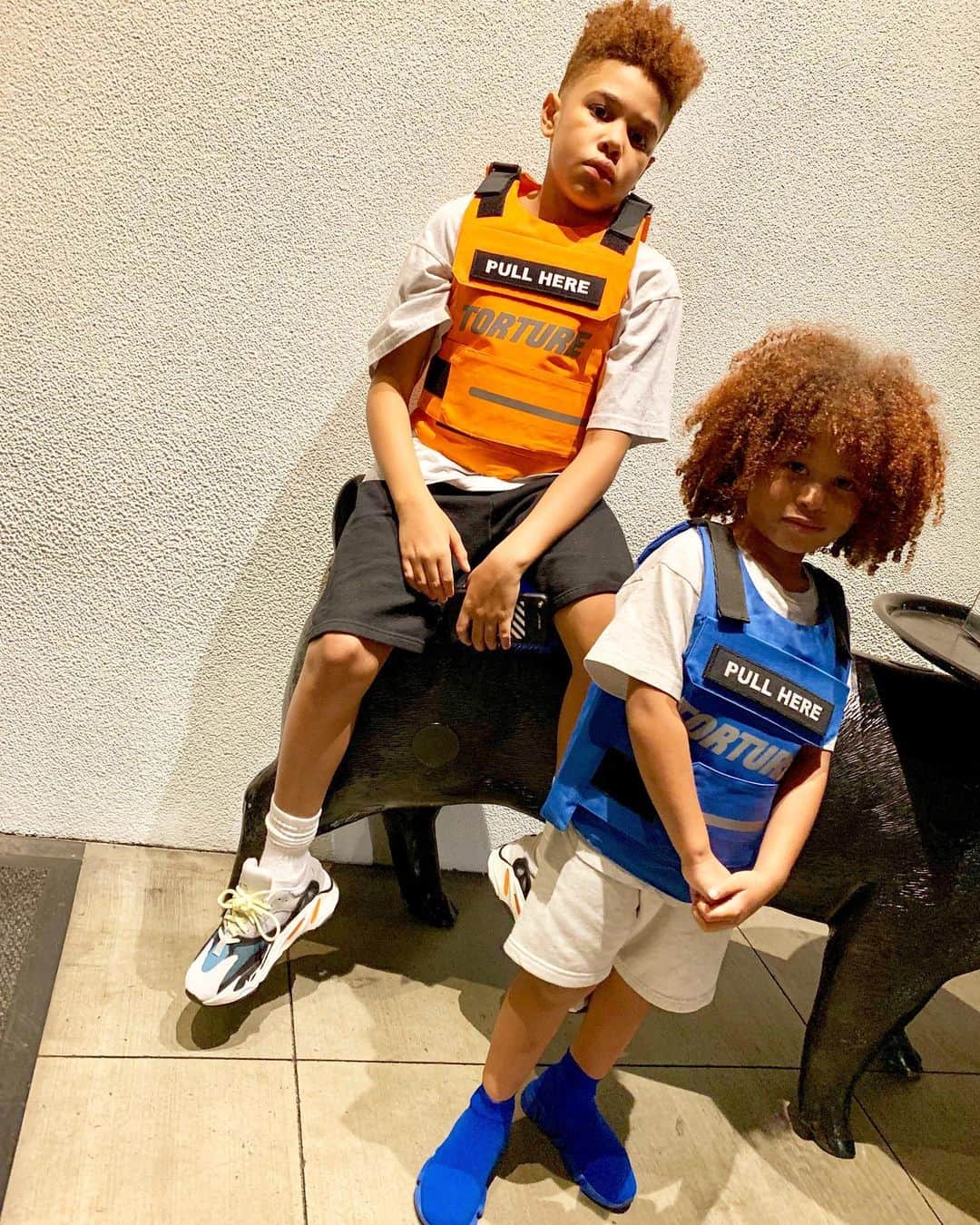 ファボラスのインスタグラム：「Bulletproof Love 🧡💙 @iamprincejoso @mrjonasjackson」