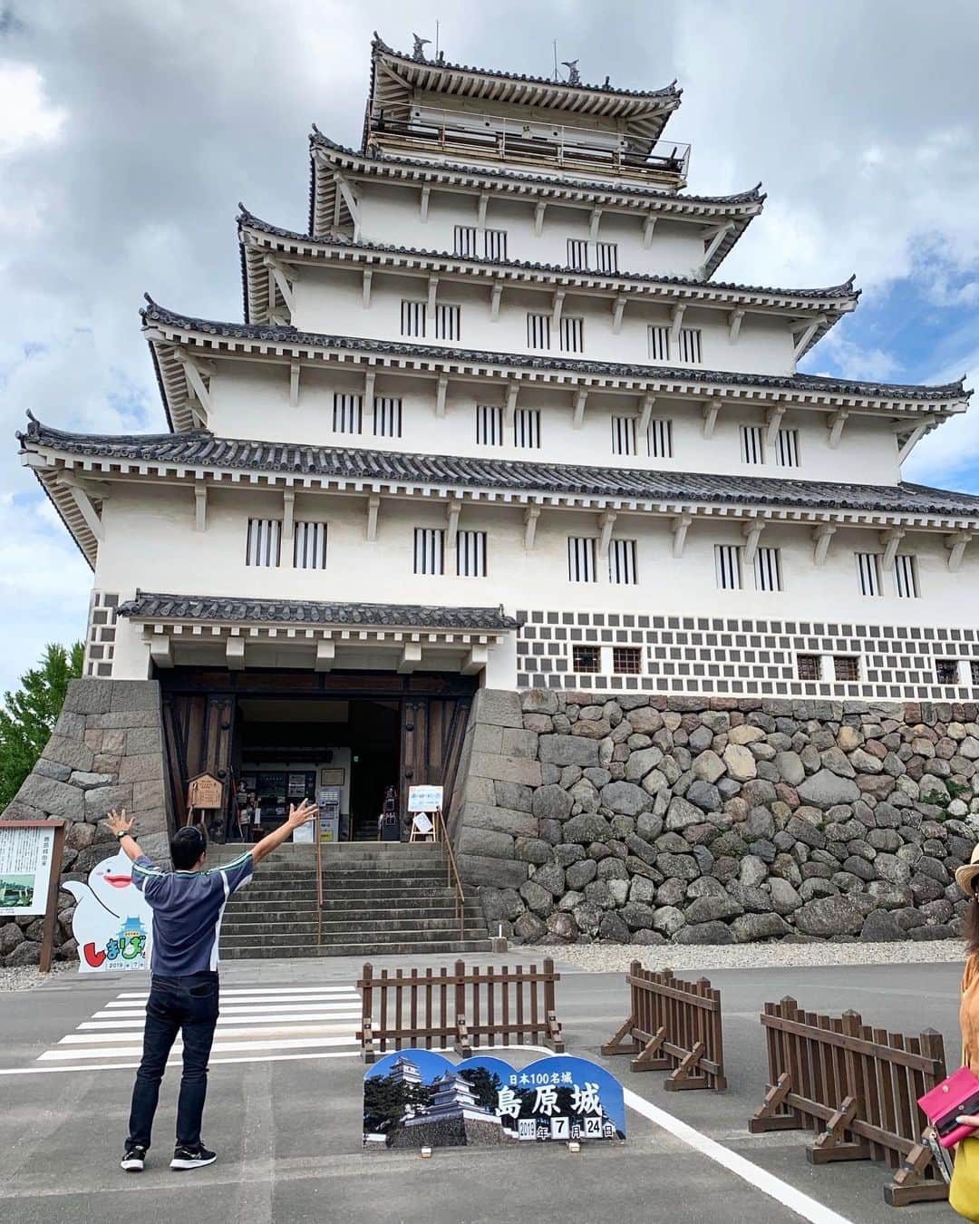 ベンチャーリパブリックのインスタグラム：「スタッフの旅をご紹介をします♪ ✈︎プチ旅行休暇（5日間）を取得 ✈︎グループ：営業 --- 成田からジェットスターで長崎に入り、レンタカーでそのまま島原へ。 島原では島原城と武家屋敷を楽しみ、その後雲仙温泉へ。  雲仙温泉で一泊した後は、フェーリーで天草まで行き、そこでイルカウォッチングと釣りを楽しみました。 イメージしていたよりイルカが近くに見えて興奮したのと、釣りも思ったよりも釣れて、この組み合わせのツアーはおすすめ度高いと思います。（イルカウォッチングのみのツアーが多いので） この日はエアビーに泊まりましたが、きれいな施設でよい滞在ができました。  その後は熊本、博多と楽しみました。 プチ休暇でも５日間あれば国内旅行が十分に楽しめ、普段行かない所に行くことができ、有意義な時間を過ごすことができました！ * * -- #ベンチャーリパブリック #西麻布 #バケーション #旅行休暇 #旅行 #長崎 #島原 #島原城 #イルカ#venturerepublic #linetraveljp #travel #nishiazabu #vacation #linetravel  #linetraveljp」