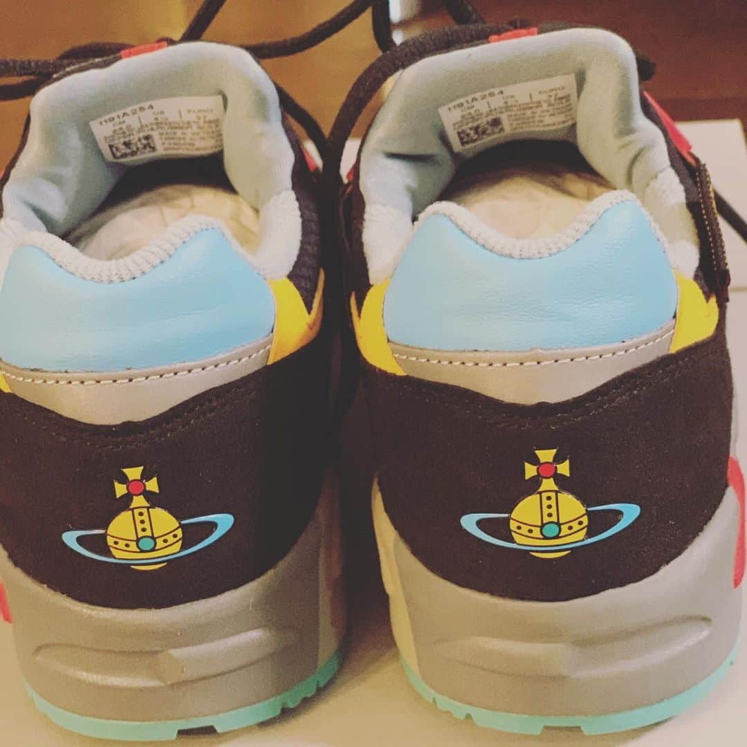 相川七瀬さんのインスタグラム写真 - (相川七瀬Instagram)「Vivienne Westwood x ASICS TIGERGELSAGAのスニーカー めちゃくちゃ可愛い！！ スニーカーラブ❤️ #Vivienne Westwood #ASICS TIGERGELSAGA」8月20日 14時22分 - nanasecat