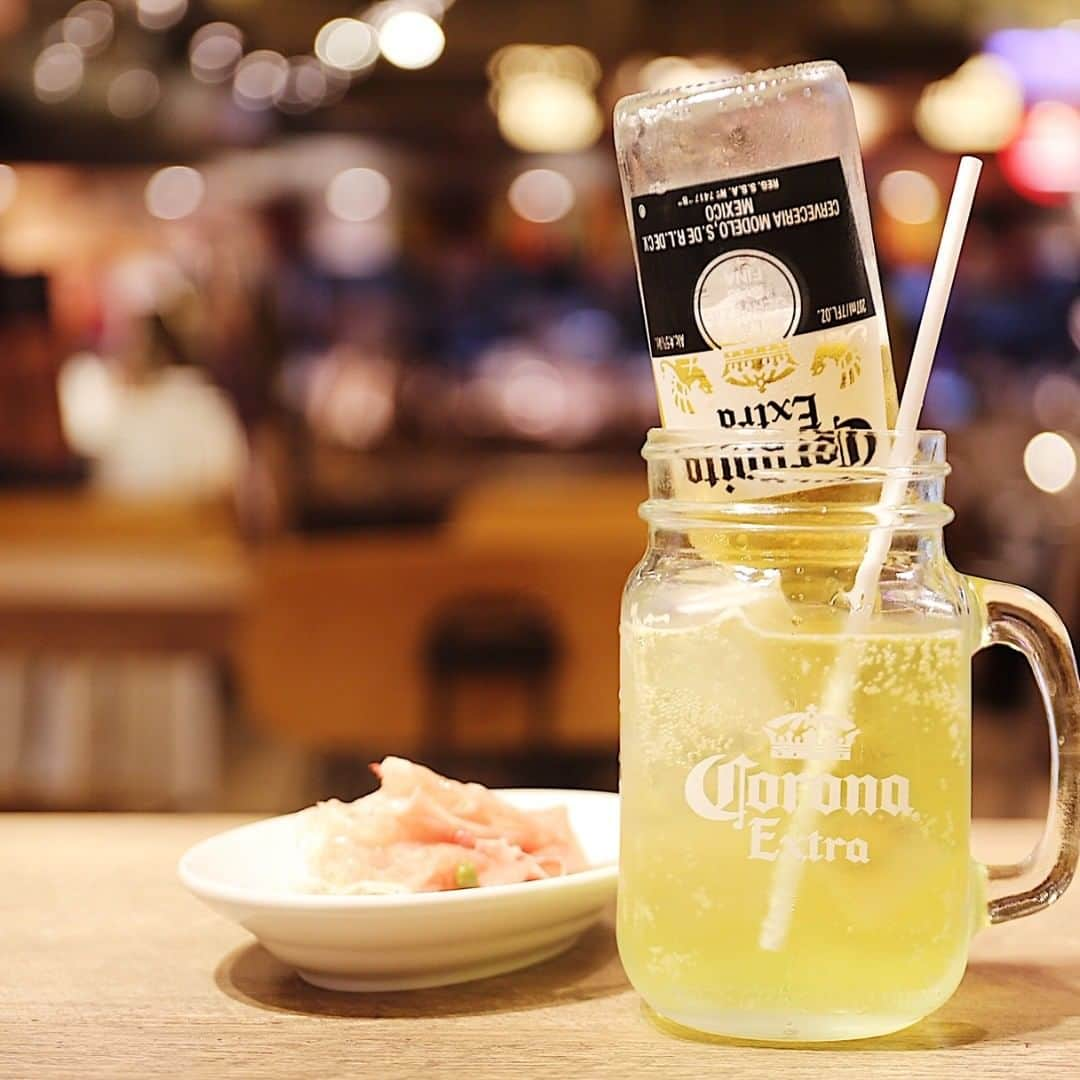 新宿西口ハルク ハル★チカ公式アカウントのインスタグラム：「Hi(^^) Today we recommend "a special cocktail " from Lad's Dining, that is the dining restaurant !! it's really photogenic(^^)b Have a fun with the cocktail ,pizza  and so forth ♪♪ * * インスタ映え間違いなし！！ 今日は「ラッツ ダイニング」の見た目も涼しい夏の推しカクテルのご紹介♪♪ * * 「マルガリータ」というカクテルにコロナビールをさした、インパクト大＆コスパ◎のビールカクテルです(*^^)b  コロナリータブルーとレッドもありますので、ぜひ、お試しくださ～い！！ 今日はラッツでカンパ～イ♪♪ * * ・コロナリータ　740円（税込） ※コロナリータブルー／コロナリータレッドアイ　740円（税込） * * #新宿西口ハルク #小田急ハルク #ハルク #食堂酒場ハルチカ #ハルチカ #新宿 #新宿西口 #飲酒タグラム #instafood #followme #tokyo #shinjuku #halc #haruchika #wine #sparkling #lads dining #新宿ランチ #新宿ディナー #新宿メシ #新宿呑み #はしご酒 #ダイニング #ワイン #樽生スパークリング #コロナカクテル #ピザ #ヒューガルデン #ラッツダイニング」