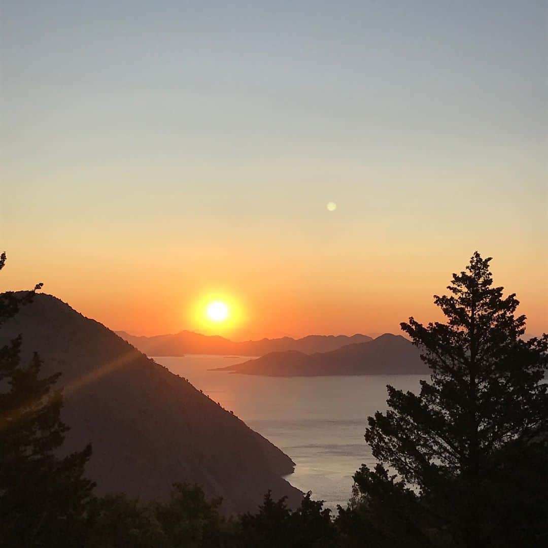 アレクシマビーユのインスタグラム：「Symi Mornings @alexismabille @sbrunner @josephinedupchav @isabelledupuychavanat #symi #japonisme #vision #prophetic #sunrise #mountains #ombres #crepuscule #seaview #friendswalk #friends #walk #island #panormitis #saintmichael #saintmichel」