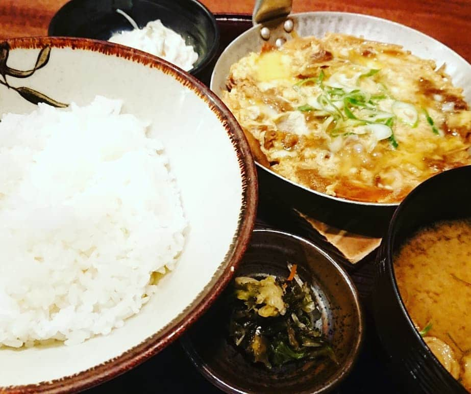 高井俊彦さんのインスタグラム写真 - (高井俊彦Instagram)「【西梅田合間ランチ☀️🍴2019.8.20】 久しぶりの『矗々家』✨ 大黒、音羽と😃✌️ 牛すじ玉子とじ定食頂きました🎶  初日は独特の緊張感があるのでそそくさと食べて台本の復習⤴️⤴️⤴️」8月20日 14時32分 - takai_toshihiko