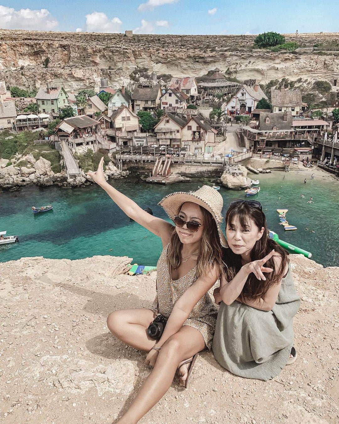 Manamiのインスタグラム：「📍Popeye Village 実写版POPEYEが撮影された村なんだって🏡🏘 2人旅だと珍しい、お母さんとのツーショット👭 いつも旅行中私のわがままに付き合ってくれて 写真をたくさん撮ってくれるお母さん☺️ ありがとう☺️ #母娘 #母娘旅」