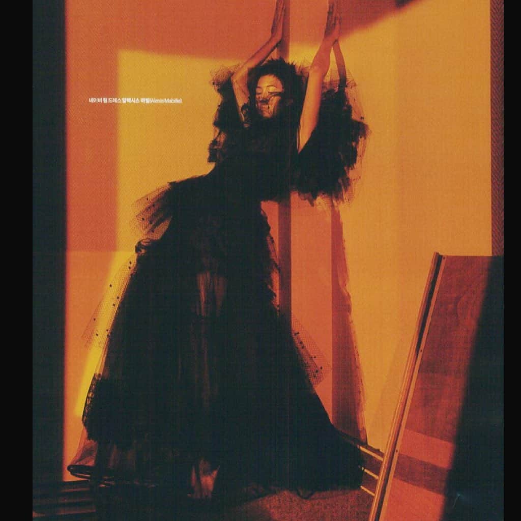 アレクシマビーユのインスタグラム：「Tulle shadow Haute Couture dress @alexismabille thanks to @marieclairekorea for this beautiful picture #alexismabille #alexismabillehautecouture #shadow #clairobscur #silhouette #tulle #pointdesprit #voilette」