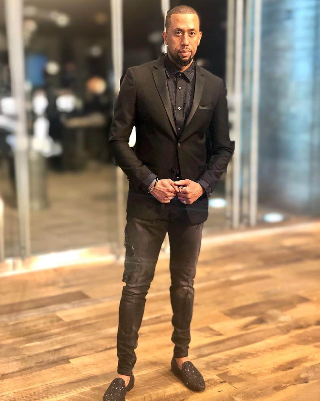 アフィオン・クロケットさんのインスタグラム写真 - (アフィオン・クロケットInstagram)「Sure, why not? 🤷🏽‍♂️🤵🏽☺️ . . #affioncrockett #anklelife #sparkleshoes #blackman #blackprofessional #comedian #actor #gentlenigga」8月20日 14時35分 - affioncrockett