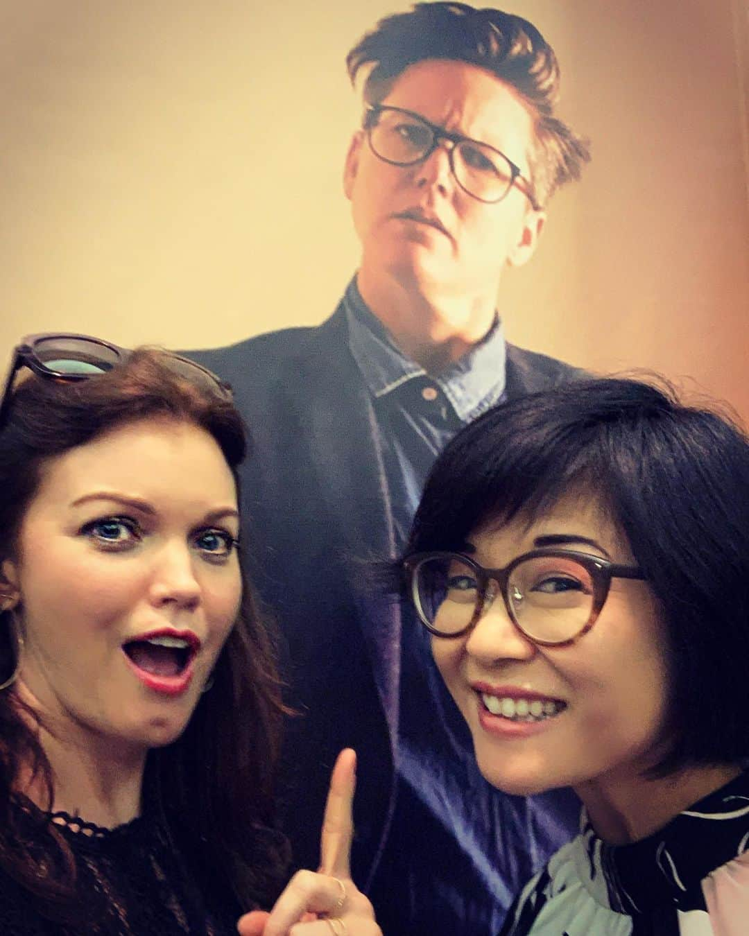 ベラミー・ヤングさんのインスタグラム写真 - (ベラミー・ヤングInstagram)「Excellent theater weekend with excellent company! @keikoagena & I laughed our asses off at @hannah_gadsby 's deeply wise #Douglas at the #DarylRothTheater, & @hifromcoco & I grew up a little at @besswohl 's wonderful #MakeBelieve at @2stnyc (can't believe I didn't get a pic of us🤦🏻‍♀️). Feeling so lucky to be here. TY, #NYC- & TY to all the artists onstage & off that made this weekend so magical. Hope everyone's having a beautiful Monday! 🎭🍎🔥🐐🥂🎉」8月20日 5時46分 - bellamyyoung