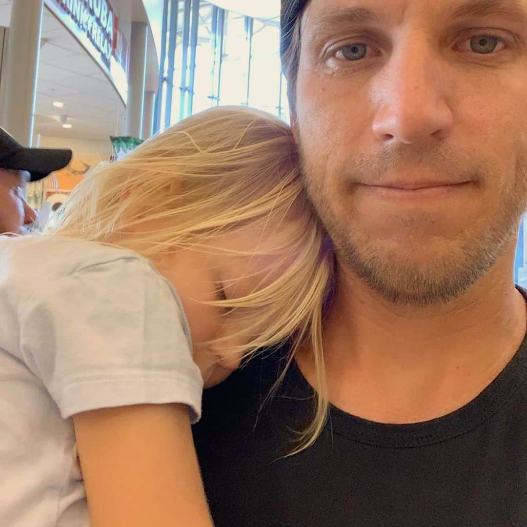 レイチェル・ブレイセンさんのインスタグラム写真 - (レイチェル・ブレイセンInstagram)「I am dead. Can’t stop laughing. She refused to nap and fought us ALL DAY and insisted she wasn’t tired (she takes a three hour nap every day and has for two years without skipping a beat). We finally gave in and Dennis took her to the grocery store to do some shopping instead... And now he sent me this.  She has never been more my daughter than in this moment. She’s winning. Obviously😂 #stubborn #asleepinthegrocerycart #LOLOLOLOL」8月20日 5時51分 - yoga_girl