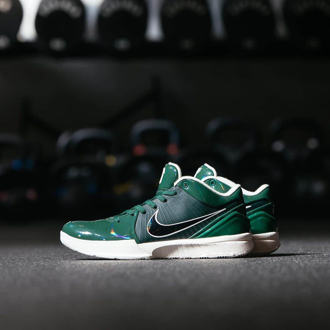 UNDFTDさんのインスタグラム写真 - (UNDFTDInstagram)「UNDEFEATED x NIKE ZOOM KOBE IV PROTRO “FIR”  Featuring an iridescent patent leather and carbon fiber accented low upper;  co-branded tongue labels with the signature Kobe Logo and the UNDEFEATED 5 strike; Zoom Air cushioned midsoles and an iridescent UNDEFEATED logo, 8 and 24 heel details honoring Kobe Bryant’s legacy」8月20日 5時51分 - undefeatedinc