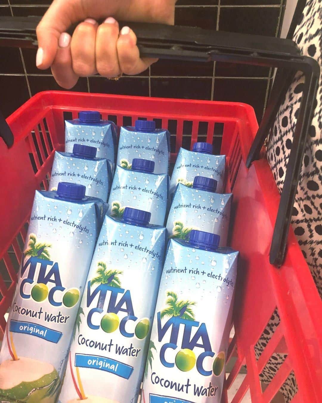 Vita Coco Coconut Waterのインスタグラム：「Goes to the grocery store for one thing:」
