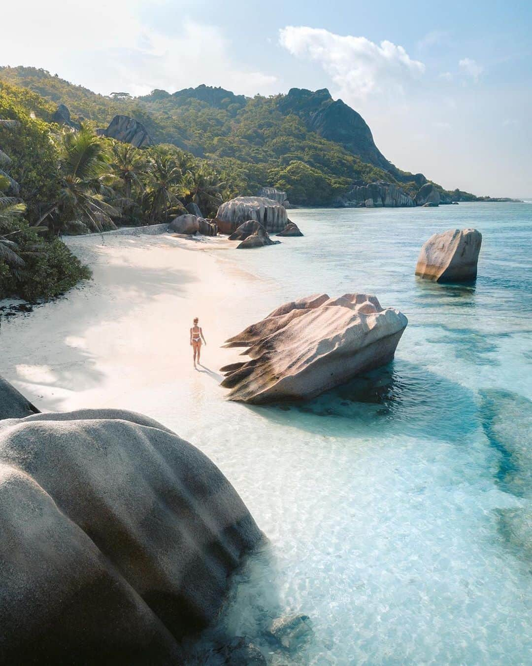 Earth Picsさんのインスタグラム写真 - (Earth PicsInstagram)「It’s truly a beautiful paradise in Seychelles 🇸🇨- tag the person you would take with you. I haven’t been and can’t wait to visit this paradise! Photo by: @emmett_sparling」8月20日 6時03分 - earthpix