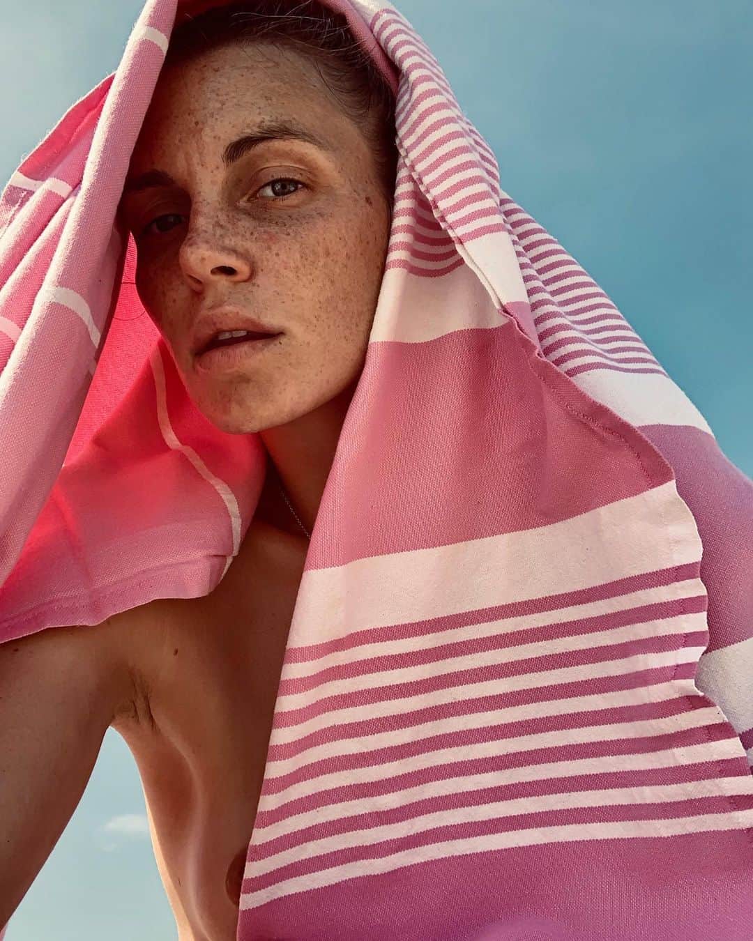 フィービー・ダールのインスタグラム：「Born a beach bum 🐙☀️」