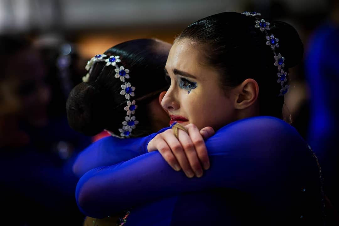 ISUグランプリシリーズさんのインスタグラム写真 - (ISUグランプリシリーズInstagram)「📸 Photos that captured magical moments, amazing athleticism and exciting performances 👉 #swipeleft  #WorldPhotographyDay #WorldPhotoDay #SynchroSkating 📸: @jmfotoz」8月20日 6時13分 - isufigureskating_x