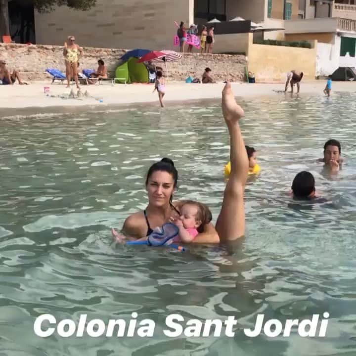 アンドレア・フエンテスのインスタグラム：「Teaching my niece to enjoy the sea! Family trip while getting ready for the @synkrolovers camp. Enjoying the beautiful #Mallorca ❤️」