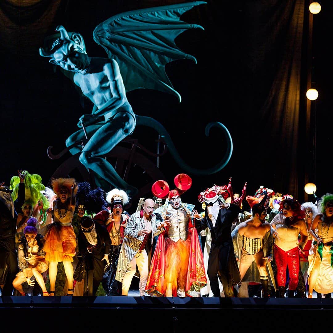 SWAROVSKIさんのインスタグラム写真 - (SWAROVSKIInstagram)「Stage Bright. #Swarovski brings its signature sparkle to 67 costumes for the riotous opera, orphée aux enfers @salzburgerfestspiele #SparkDelight」8月20日 6時25分 - swarovski
