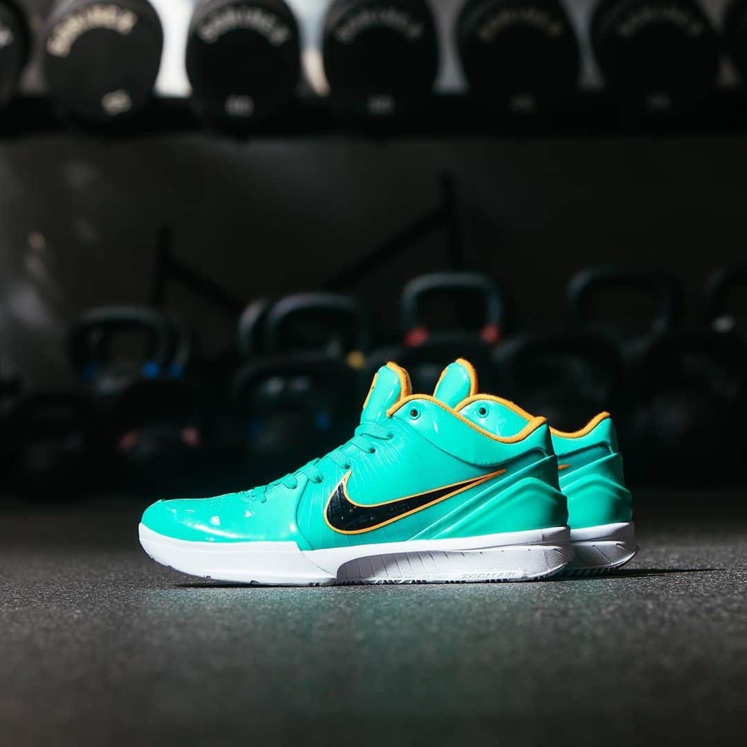 UNDFTDさんのインスタグラム写真 - (UNDFTDInstagram)「UNDEFEATED x NIKE ZOOM KOBE IV PROTRO “HYPER JADE”  Featuring an iridescent patent leather and carbon fiber accented low upper;  co-branded tongue labels with the signature Kobe Logo and the UNDEFEATED 5 strike; Zoom Air cushioned midsoles and an iridescent UNDEFEATED logo, 8 and 24 heel details honoring Kobe Bryant’s legacy」8月20日 6時19分 - undefeatedinc