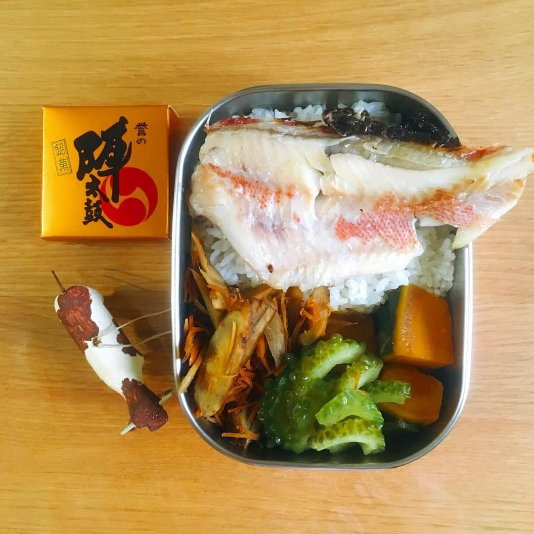 momoroさんのインスタグラム写真 - (momoroInstagram)「今日のお弁当。 赤魚粕漬け、きんぴら、かぼちゃ煮付け、ほんとゴーヤごま油和え。 いただいた熊本銘菓の陣太鼓美味しかった！中のお餅が⭕️ #お弁当#ももろ弁当」8月20日 6時22分 - momoro6666