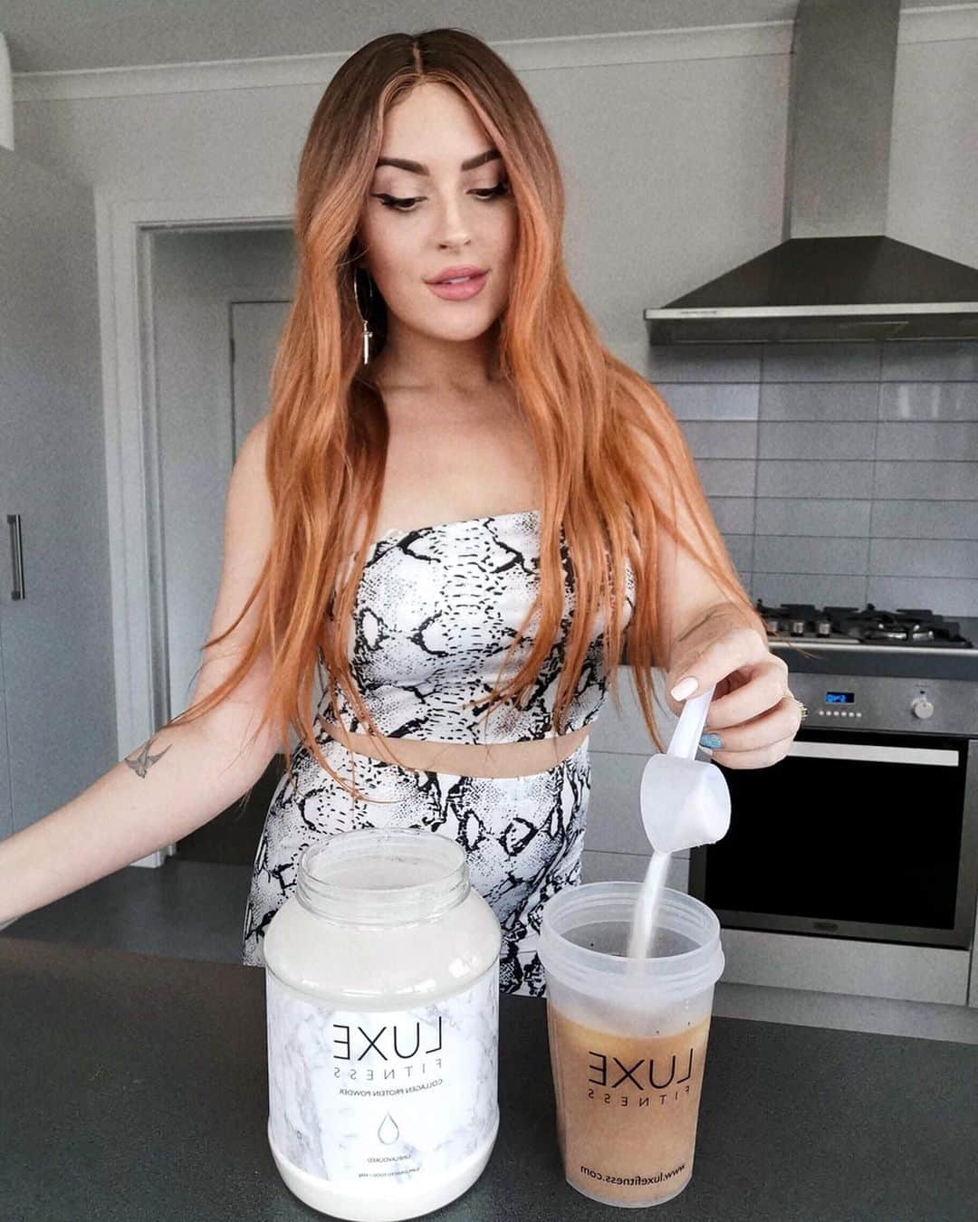 Shannonのインスタグラム：「Adding the @luxefitness unflavored collagen protein powder to my iced coffee! 💕 This is keto friendly, dairy and gluten free! 🥰 use code SHAAAN15 for a discount! #ad」