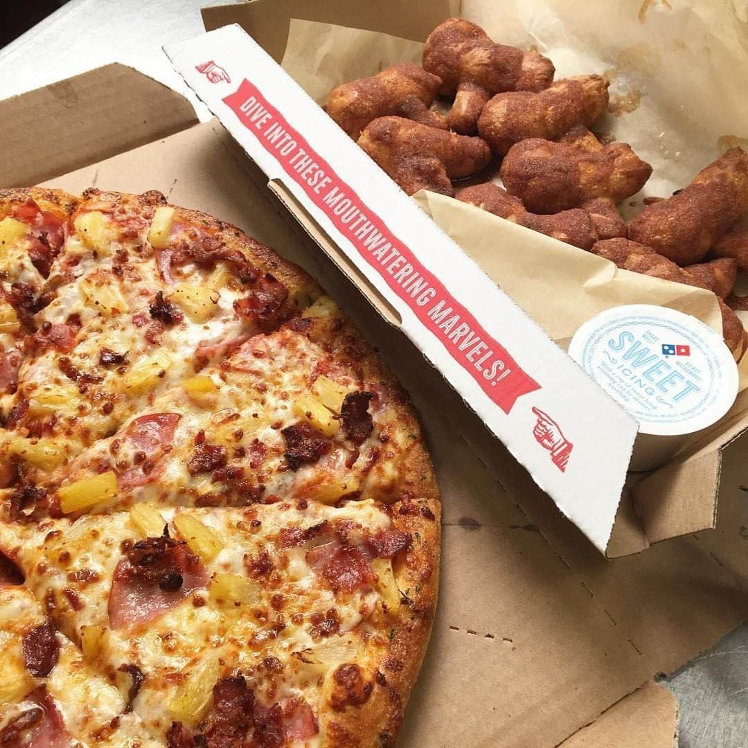 Domino's Pizzaさんのインスタグラム写真 - (Domino's PizzaInstagram)「Pizza and Cinnamon Bread Twists for dinner? Sweeeeeet. • • • •  #dessert #hawaiianpizza #dominospizzapics #dominos」8月20日 6時30分 - dominos