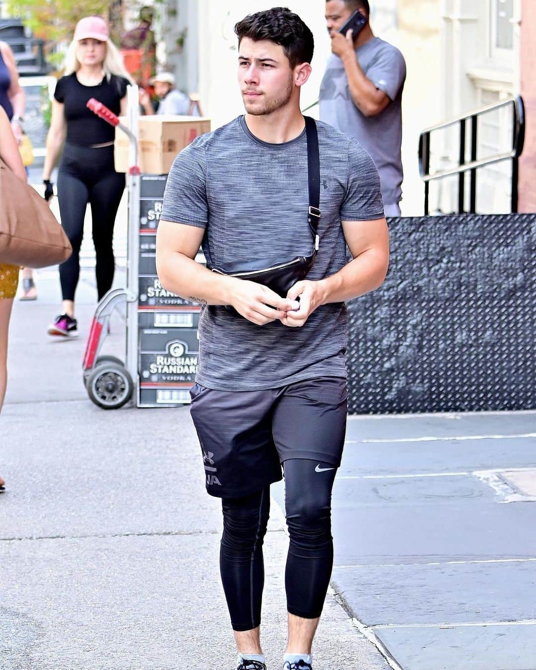 Just Jaredさんのインスタグラム写真 - (Just JaredInstagram)「@sophiet and @joejonas head out for a Monday afternoon lunch date following his morning workout with @nickjonas. More pics now on our site! #SophieTurner #JoeJonas #NickJonas Photos: Backgrid」8月20日 6時35分 - justjared