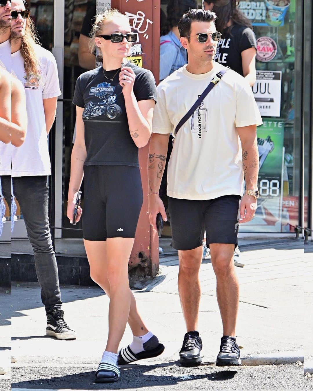 Just Jaredさんのインスタグラム写真 - (Just JaredInstagram)「@sophiet and @joejonas head out for a Monday afternoon lunch date following his morning workout with @nickjonas. More pics now on our site! #SophieTurner #JoeJonas #NickJonas Photos: Backgrid」8月20日 6時35分 - justjared