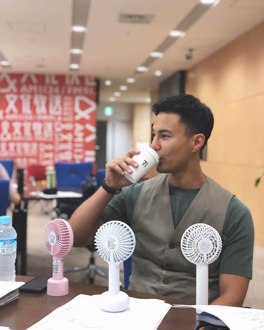 のインスタグラム：「暑いのでミニ扇風機3台体制💦 #じゃあアイスコーヒー飲めよ」