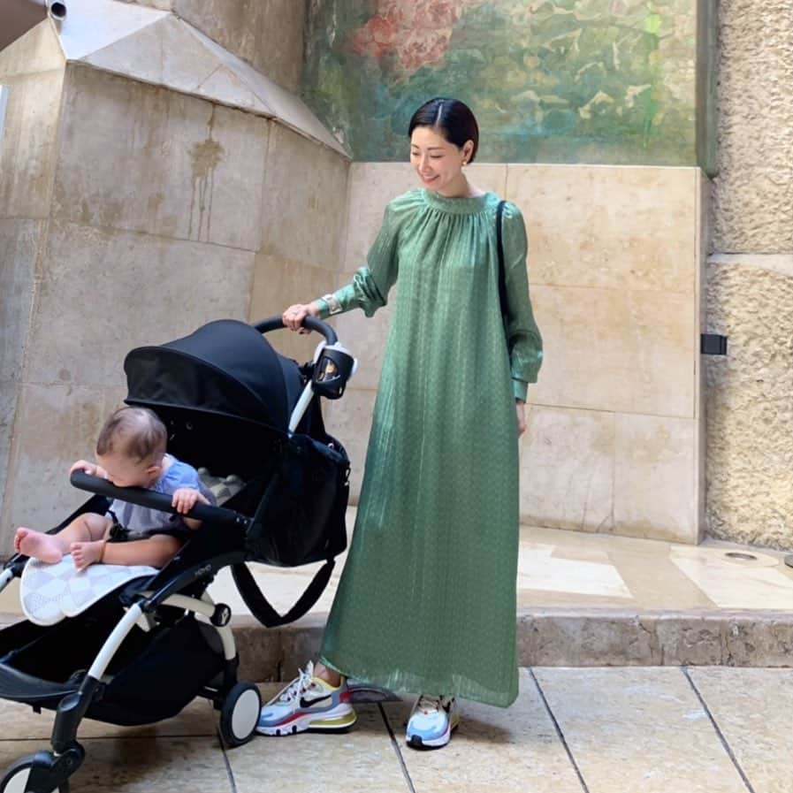 のインスタグラム：「.﻿ 結婚記念日と娘のバースデーを兼ねて﻿ 家族でバルセロナへ﻿来ました。 20代前半に短期留学で訪れて以来すっかり虜になったバルセロナ。どこを見ても懐かしいのに家族と見る景色は又違って見えるものです。とっても久しぶりに来たけど思ってたよりスペイン語が残ってて夫が感心してくれたので得意気になってます。  #barcelona #katalunya🇪🇸 #spain #holiday #summer #familytrip #るり初めての夏」