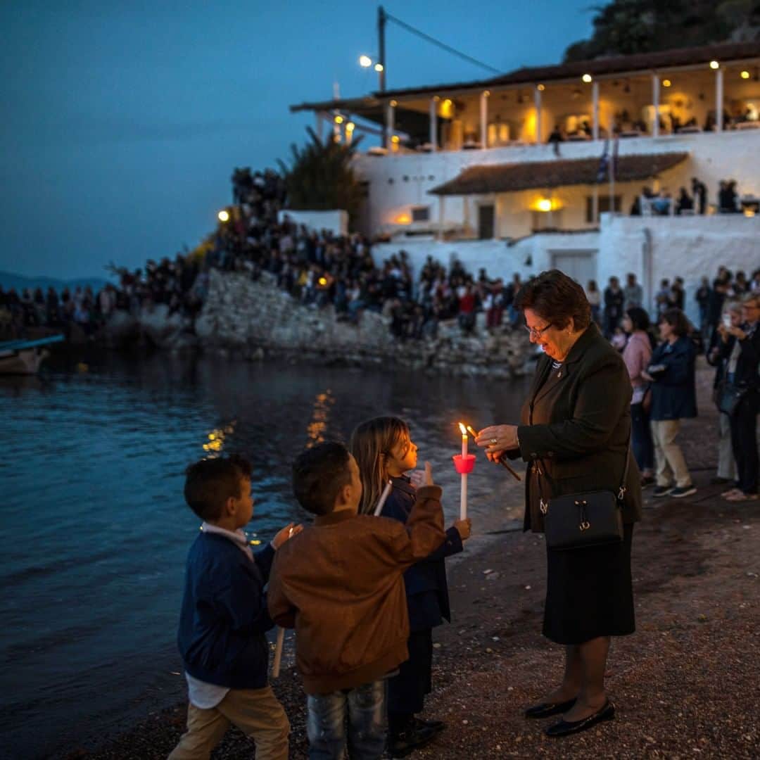 National Geographic Travelさんのインスタグラム写真 - (National Geographic TravelInstagram)「Photo by Muhammed Muheisen @mmuheisen | Asimina lights a candle with her grandchildren during the Greek Orthodox Easter in the Greek Island of Hydra last April. For more photos and videos from different parts of the world, follow me @mmuheisen and @mmuheisenpublic #muhammedmuheisen #Greece #Hydra」8月20日 7時01分 - natgeotravel