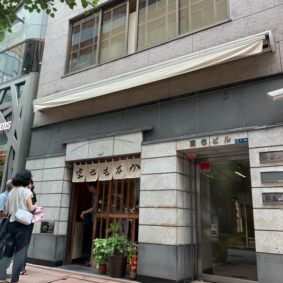 宮崎謙介さんのインスタグラム写真 - (宮崎謙介Instagram)「とんでもなく優しく、上品で美味しい最中をいただきました。無添加だし子供にも安心です。ふらっとお店に入ってみて、良い出会いがありました。  #空也  #もなか」8月20日 7時00分 - miyazakikensuke1031