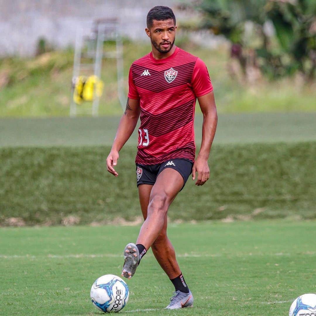 フェリペ・ガルシアのインスタグラム：「Haverá dias bons, haverá dias ruins, mas haverá Deus em todos. 🙏🏽⚽️」