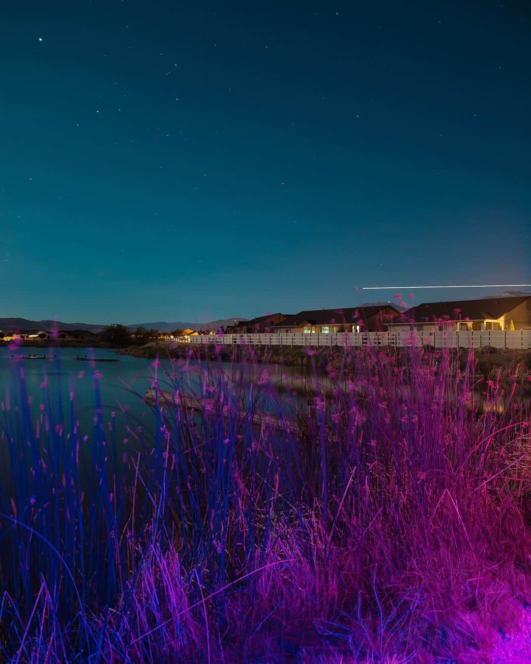 ローレン·ランドルフのインスタグラム：「July’s full moon landed on my birthday. After a long day of swimming in the pool, going out for beers, and spending time with friends and family, I walked out to the desert behind my Mom’s house and flashed colors around in the night. Pretty solid way to celebrate.」