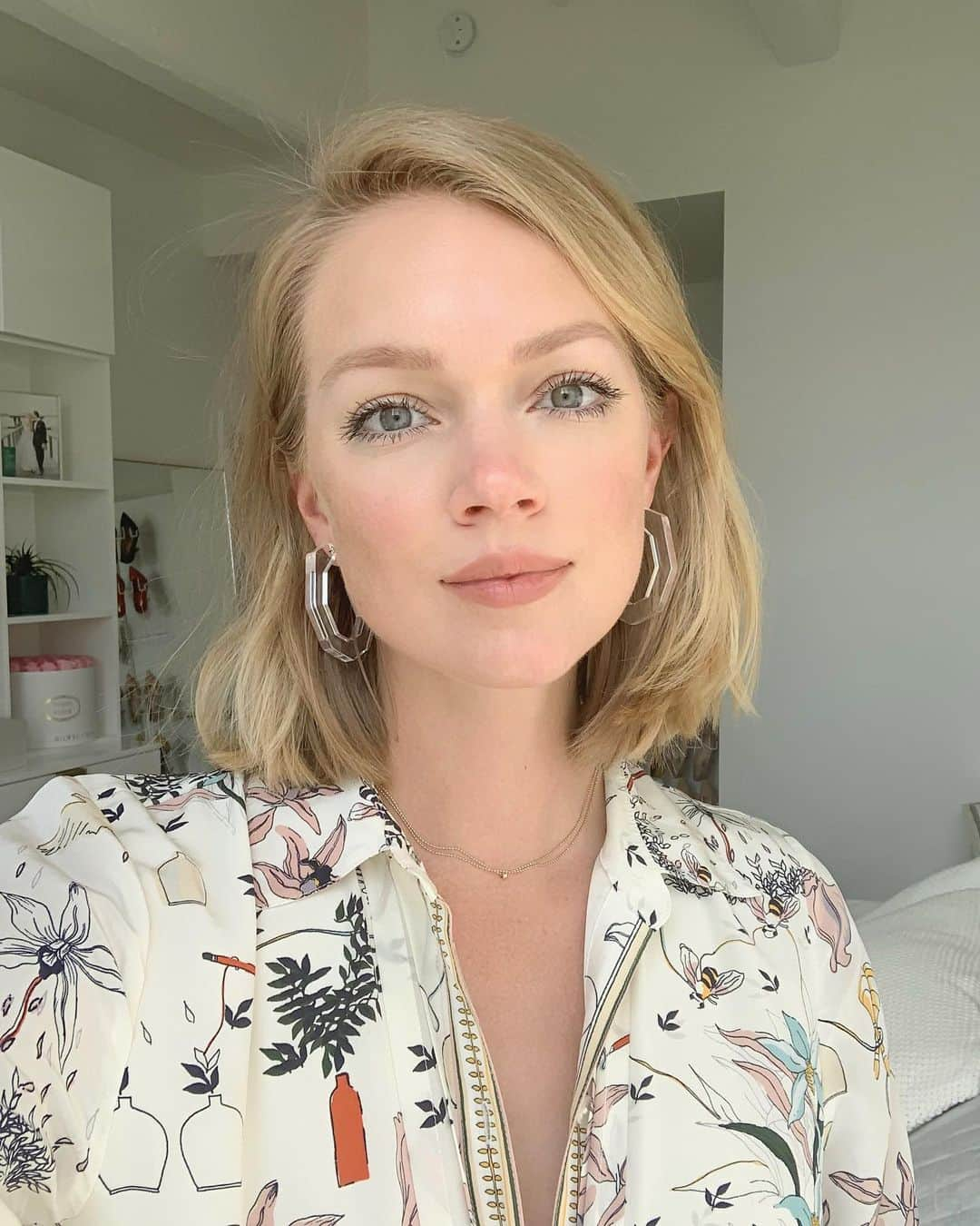 リンジー・エリンソンさんのインスタグラム写真 - (リンジー・エリンソンInstagram)「Monday’s beauty breakdown 💦Layover Hydrating Ampoule ✨Dualist Concealer 🏖Trip For Two bronzer 👀Unlashed Mascara ✏️ Frame Your Face brow pencil #wanderbeauty」8月20日 7時01分 - lindsellingson