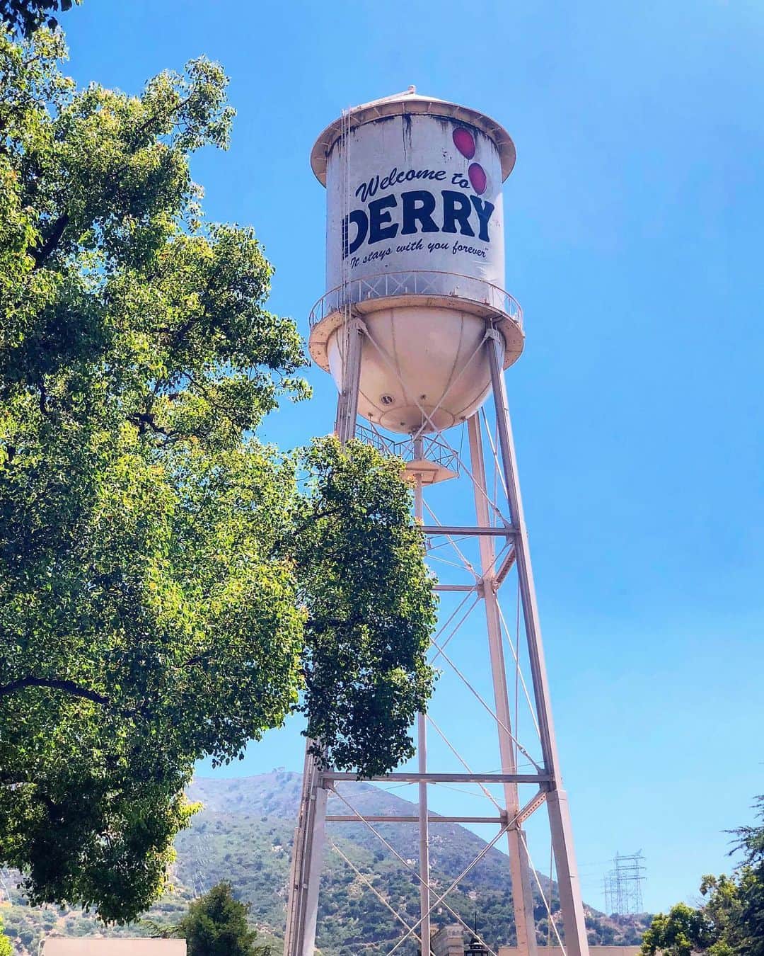 Warner Bros. Picturesさんのインスタグラム写真 - (Warner Bros. PicturesInstagram)「Do you have the courage to return? @itmovieofficial takes over the iconic #WarnerBros Water Tower.」8月20日 7時01分 - wbpictures
