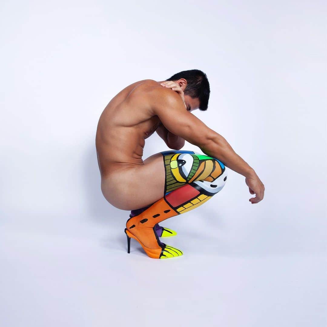 のインスタグラム：「Thank you @stevechenfitness for demonstrating the proper way to get the work week going..... in heels and body paint.  For the painted leggings I used @nyxcosmetics: blackout, liners, and crème colours as well as @maccosmetics acrylics..... all of which went onto the heels.  #stevechen #stevechenfitness #davidgilmorestudio #nyxcosmetics #macpro #macacrylics #paintedleggings #shebysheree #bodyart #menintights #meninheels #paintedheels #maleform #paintoneverything #skinart #contemporaryart @drewpsie」