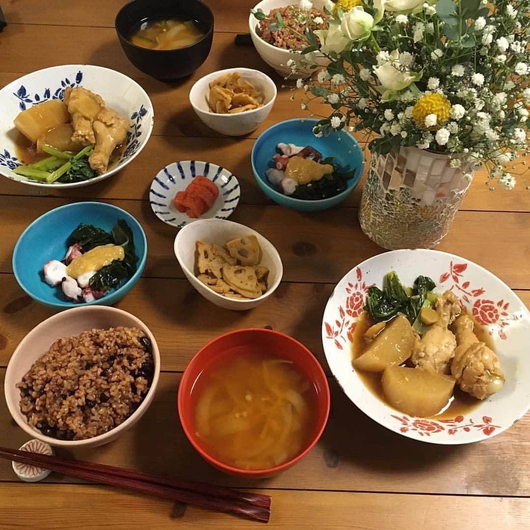 なでしこ健康生活さんのインスタグラム写真 - (なでしこ健康生活Instagram)「Repost from @maki.shibata1006  花のある食卓。 お花は、ともちゃんの結婚式でいただいたもの。 アップしていいのかな…確認してないけど、1枚くらいならいいかな。 はー、花嫁姿かわいかった。 幸せな時間でした。 * 人生初の祝辞は、生放送の番組出るより緊張しました。 仕込んでいたネタが、余興のクイズに使用されているとわかり、慌てふためきました。 * #管理栄養士 #フードコーディネーター #こんかつごはん #ポジティブフードシンキング #ポジティブイーティング #ふたりごはん #dinner #ダイエット #ダイエットレシピ #かさましレシピ  #instafood #クッキングラム #酵素玄米ごはん #なでしこ健康生活 きちんと作って食べて #食品ロス をなくそう♪ * #ベビー #ワーキングママ #男の子ママ」8月20日 7時13分 - nadeshiko_healthy_life