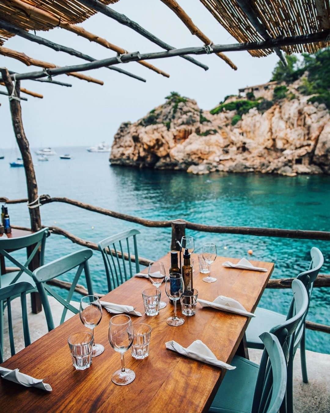 Travel + Leisureさんのインスタグラム写真 - (Travel + LeisureInstagram)「At Ca’s Patró March, you can take in views of the bright jade sea over razor clams and a glass of ice-cold white wine 🍾 Get our guide to exploring the real Mallorca at the link in bio! #tlpicks courtesy of @lumadeline」8月20日 7時15分 - travelandleisure