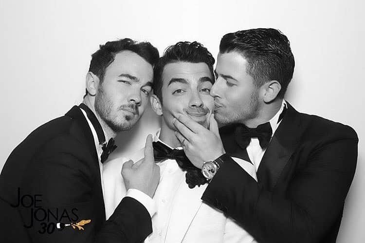 E! Onlineさんのインスタグラム写真 - (E! OnlineInstagram)「We want our next relationship to be as passionate as Nick Jonas' kiss. (📷: @jonasbrothers)」8月20日 7時16分 - enews