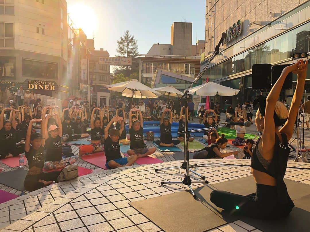 大下瞳美さんのインスタグラム写真 - (大下瞳美Instagram)「2019.8.17  suryoga夏の思い出✨✨ アリスガーデンヨガジャック 最高のメンバーで開催出来たこと本当に誇りに思います。  大好きで大切な仲間❤️ . 一緒にスタジオを作ろうと決めてくれたMIZUKI。  天使のように👼舞い込んでくれたYOKOちゃん。  何があっても必ず力を貸してくれる、 サップヨガの相方SHIORI  みんなのサポートを怠らない頑張り屋のMIKA先生  そして、今年から日本サップヨガ協会のメンバーとして仲間になったユッキー。 いつもいつも手厚いサポートありがとう😊  suryogaのイベントにもかかわらずお越しいただきました先生方本当にお越しいただきありがとうございました！！ . . 最高にLoveが溢れてた😭🕊✨ . . これからも、みんなで平和の輪っかを🕊大きくして幸せのウェーブを巻き起こしていきたいな。  幸せで最高のPEACEをありがとう！！ . . 目指せマツダスタジアム！笑  念ずれば叶うよね。きっと😁  #広島 #広島ヨガ#広島ヨガ講師 #広島ヨガイベント #広島ヨガスタジオ #ヨガ好き#平和#仲間#夏#ゴープロのある生活 #日本サップヨガ協会#マンドゥカ #roxyfitness #fitness #yoga#peace#hiroshima #family #instalove #gopro  #yogastudio #t #live#yogalive #happy#love」8月20日 7時24分 - hitomiooshita