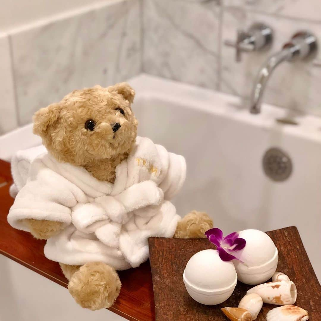 Trump Waikikiさんのインスタグラム写真 - (Trump WaikikiInstagram)「When visiting, we welcome you to browse our Gift Shop.  See new Trump Waikiki logo items including Spa Teddy and Rubbie Duckie bedecked with a Hawaiian lei.  You may also direct message us to inquire and order. #trumpwaikiki #NeverSettle #rubberduckie #teddybear #thespaattrumpwaikiki ザ・スパ・アット・トランプでは新入荷のロゴ入りバスローブを着たテディベア（$30）と定番人気のダッキー（$9.50）をはじめ、さまざまなロゴアイテムを取り扱っています。お気軽にお立ち寄りください。 #トランプワイキキ #ザスパアットトランプ #お土産に #ロゴアイテム #テディベア #ダッキー #5つ星ホテル」8月20日 7時25分 - trumpwaikiki