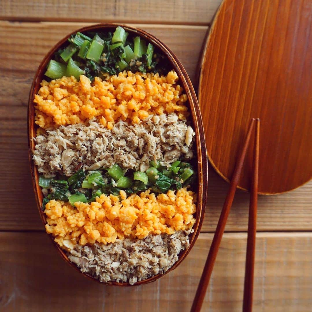 CHIKAのインスタグラム：「今日のお弁当🍱 *. さばそぼろおべんでおはようございます🐟 簡単、美味しい手抜き弁当😝 先週の金曜にキャリーを持って駐輪場に行ったらおじ様に「旅行に行くのー？？」と聞かれたので仕事終わってから実家に帰るよーなんて話してて、昨日久しぶりにおじさまに会ったら「帰ってきたんだね、おかえりー！」なんてこんなやり取りが嬉しくて癒された🙈💓 ただいま、おかえり、を言える相手がいるって嬉しいね♡ さてさて、火曜日!! 今日も笑顔いっぱいで頑張りましょーね♡ *. *. *. #お弁当#弁当#曲げわっぱ#わっぱ#わっぱ弁当#旦那弁当#ちか弁#詰めるだけ弁当の会#とりあえず野菜食#暮らし#常備菜#作り置き#つくりおき#フーディーテーブル #お弁当記録#日々#クッキングラムアンバサダー#日本が笑顔になるご飯#日本が元気になるご飯#おべんとう」