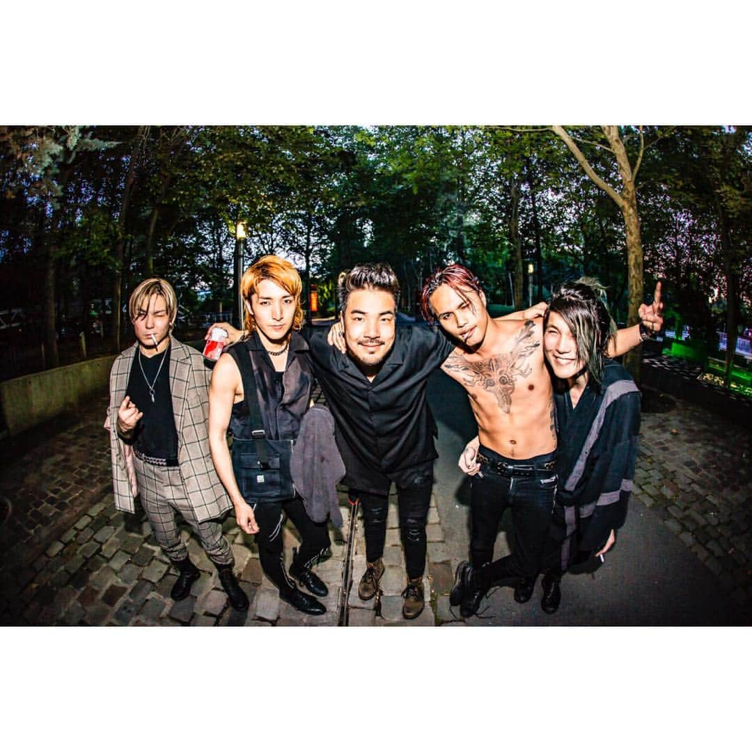 青木カズローさんのインスタグラム写真 - (青木カズローInstagram)「‪Crossfaith、フランス・パリ公演殺影完了！！‬ ‪#Crossfaith‬ ‪#写殺‬」8月20日 7時38分 - cazrowaoki