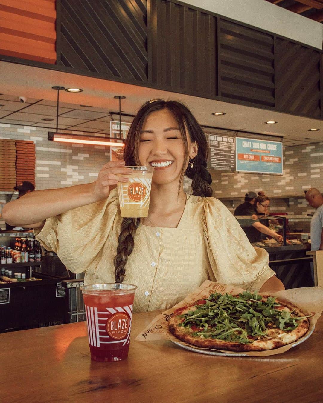 W E Y L I Eのインスタグラム：「Cheers to fresh juices & pizza! I’m very picky about my pizza, so I love that I  can build my own at @blazepizza 🍕 This summer, they added 2 new drinks- Pomegranate Lime and Pear Cucumber Agua Fresca. This August, all guests can get a 16-ounce Agua Fresca for only $1 between 2pm-5pm when you download the Blaze app and have them scan it at checkout. They are lightly-fruit infused, completely natural and made fresh in house daily. They are also making an effort to be more eco-friendly with cups, cutlery and boxes that are made from post-consumer recycled materials. AND they are no straws brand wide! Both flavors were so good, I can’t help but order both. Hehe 🤤 Thank you Blaze for partnering with me!」