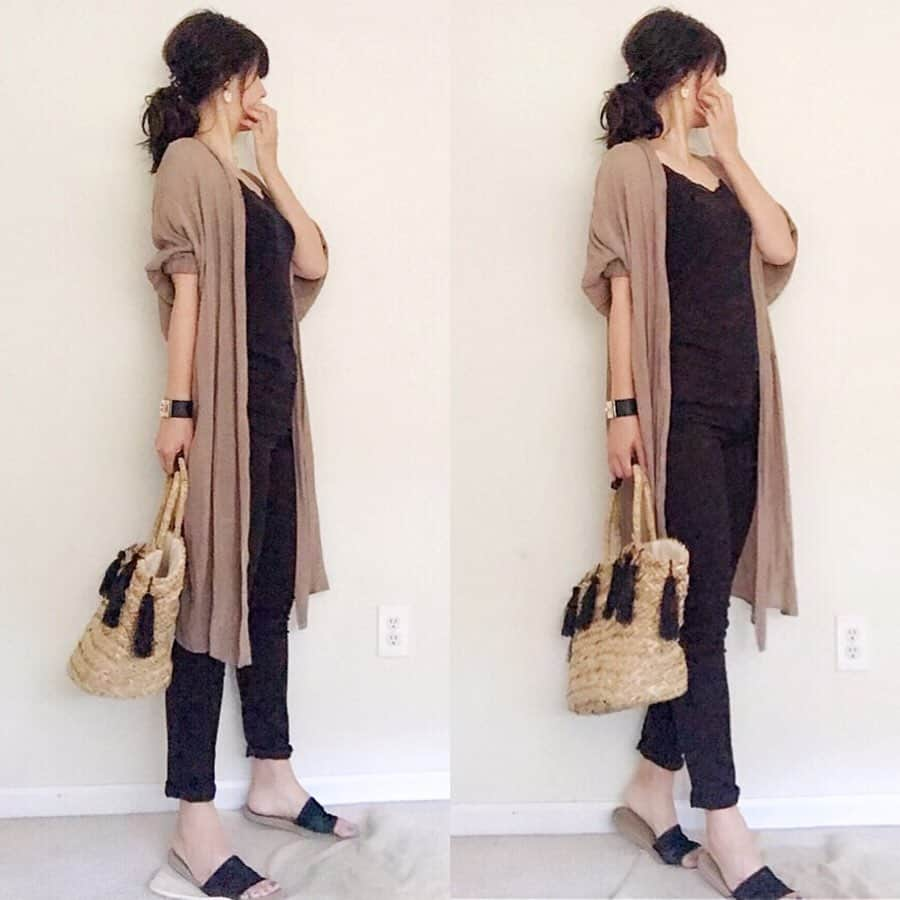 meiさんのインスタグラム写真 - (meiInstagram)「. ブラック×ブラウンのコーデ👚 . こちらのピアスも @accessory.mimi さんの♡ ゴールド×ウッドビーズが可愛い💕 . . 👚/ @uniqlo .@reedit_official . 👖👜/ @hm . 👡/ @reedit_official . バングル/ @fifth_store . . . . #locari#beaustagrammer #プチプラコーデ #ootd_kob #web_kob  #ポニーテール #ミディアムヘア#高身長女子 #mineby3mootd  #fashion  #ponte_fashion  #アラフォーコーデ  #mamagirl #きれいめコーデ #大人コーデ#ootd#ママコーデ#大人カジュアル#ユニクロきれいめ部#夏コーデ#ガウン#r_fashion #ラクジョ#着まわしコーデ」8月20日 7時40分 - mei.5.7.des