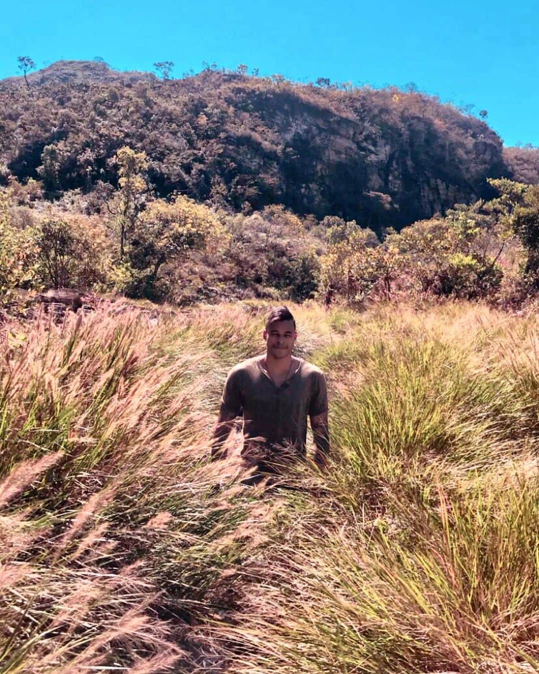 マテウス・サンタナのインスタグラム：「“You are a guest. Leave this earth a little more beautiful, a little more human, a little more lovable, a little more fragrant, for those unknown guests who will be following you.” @oshointernational @wwf @greenpeace」