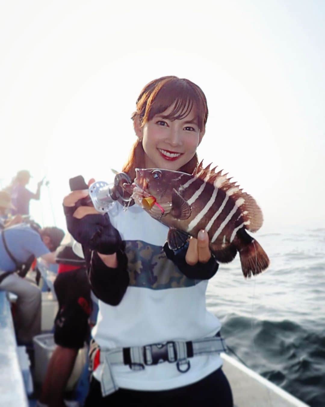 のインスタグラム：「🐟♡ 久しぶりに釣った#マハタ ちゃん💛 ミニチュアサイズで可愛い(⌯˃̶᷄ ⁻̫ ˂̶᷄⌯)✨✨ 良型マハタのえんがわは最高に美味しいですよ😋💕 ＊ 今日からしばらく雨なのかな😢？💦 釣り行きたいなぁ😂😂 #週3は行ってるけど笑 ＊ #fish #fishing #fishinggirl #miniature #cutefish #sea #ocean #boat #魚 #釣り #ミニチュアシリーズ #阪本智子 #釣り好き #魚好き」