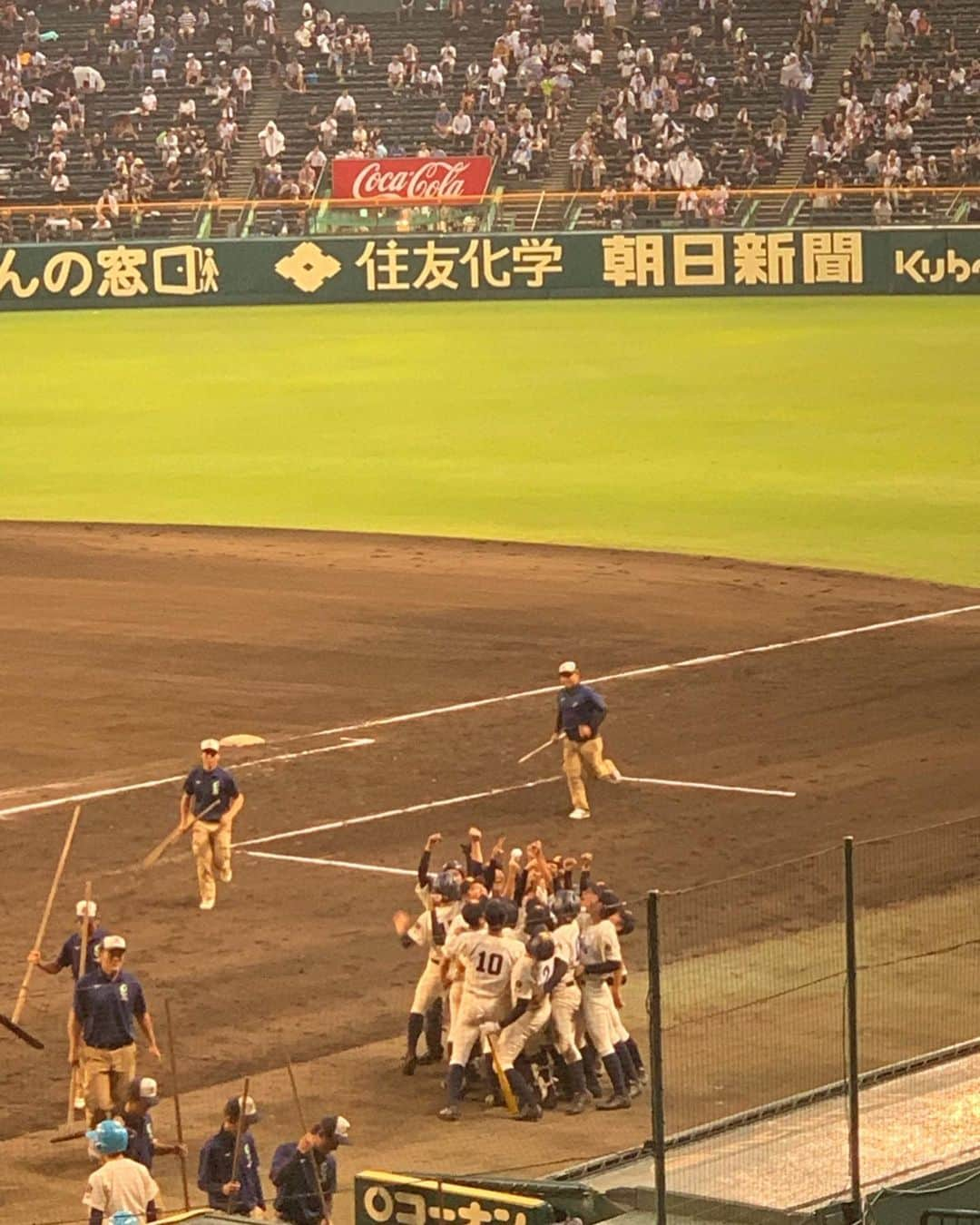 川本彩さんのインスタグラム写真 - (川本彩Instagram)「今年は甲子園第10日と第11日に行ってきました⚾️‼︎﻿ 第10日は﻿ 第1試合 岡山学芸館-作新学院﻿ 第2試合  東海大相模-中京学院大中京﻿ 第3試合  明石商業-宇部鴻城﻿ 第4試合  海星-八戸学院光星﻿ (第11日目は前の投稿で書いたのでここでは省略します☺️)﻿ ﻿ どの試合も試合内容は勿論だけど特に海星高校の皆さんの明るさと﻿ 星稜の奥川くんのキレッキレの投球、すごすぎてみているだけで心に元気もらえた...😢﻿ タイブレークはもう瞬きのタイミングに悩む程どきどき...この先ずっと忘れないだろうなっていう試合みれて幸せだな。奥川くんと智辯打線は見応え抜群で、因みに動画は奥川くん 智辯 根来くん。﻿ 今日は準決勝〜📣﻿ ・﻿ #甲子園 #高校野球 #甲子園球場 #岡山学芸館 #作新学院 #東海大相模 #中京学院大中京﻿ #明石商業 #宇部鴻城 #海星 #八戸学院光星 #高岡商業 #履正社 #星稜 #智弁和歌山 #敦賀気比 #仙台育英 #鶴岡東 #関東一高 #全国高校野球選手権大会 #101回目の夏 #ベスト16 #準決勝」8月20日 7時57分 - aya_kawamoto