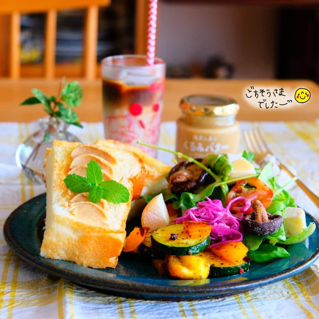 なっつ。さんのインスタグラム写真 - (なっつ。Instagram)「2019.8.20.tuseday PUNICAFE LUNCH. ❁ある日のおうちごはん♬ ・コストコのホテルブレット (くるみバター) ・サラダ (コストコのオーガニックリーフ・ミニトマト ・シイタケクリスプ・ナチュラルチーズ) ・紫キャベツのマリネ ・ズッキーニとパプリカのスパイシーカレー炒め ❁ コストコで試食するたびに 買いたいなーと 思ってた#ホテルブレッド。 ２斤あるので冷凍必須😇😇😇 冷凍庫にスペースができたのでやっと購入できた♡ ふわふわでそのまま食べても美味しいし トーストしても美味しい~♡ しばらく楽しめそう。 . . そしてシイタケ嫌いのとぅちゃんには 申し訳ないけど シイタケクリスプ(#shiitakemushrooms)も 買ってみた。 シイタケ好きのわたしは これ美味しいー😊 シイタケのまわりに コンソメパウダーみたいなのが ついてるんですが その味もたまらん♬ さくさくしてて キノコの美味しさ凝縮されてる♡ サラダのトッピングとか おやつにいいかも♡ . . ホテルブレッドは１枚を半分にして 何もつけないバージョンと かなちゃん(@xxosakanaxx )からもらった #くるみバター をつけて 食べました♡ 甘さ控えめで美味しいー♡ こういうの大好き♡ 自然な甘さで優しいお味♬ . . お腹いっぱいになったー♡ ごちそうさまでした♬ . . さーて今日もにっこり がんばっていきまっしょーい☺︎ ・ ・ ・ #コストコ#COSTCO#コストコ購入品#costcojapan#今週もいただきます#なっつごはん🍚#なっつのコストコ購入品」8月20日 8時04分 - punipopo